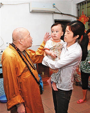 上如下福老和尚 慰问病童林子安