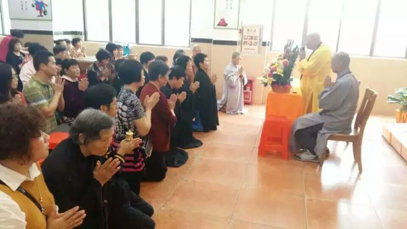 如福老和尚慈悲受东莞众居士邀请，带领弟子永念、永心、永莲等一行至东莞石龙，向四众弟子慈悲开示并领众绕佛共修