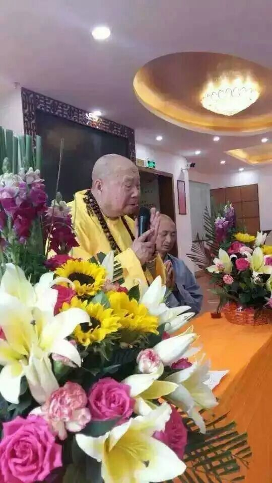 如福老和尚慈悲受东莞众居士邀请，带领弟子永念、永心、永莲等一行至东莞石龙，向四众弟子慈悲开示并领众绕佛共修