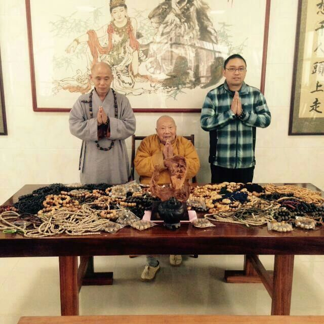 如福老和尚与心海法进法师共同为如福斋佛佑木艺坊佛珠慈悲开光诵大悲神咒加持！