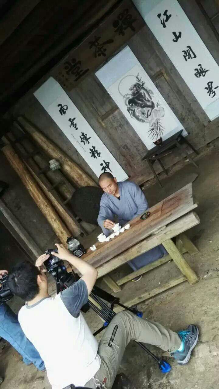 惟道法师在如福斋禅茶堂展示茶道并作慈悲开示