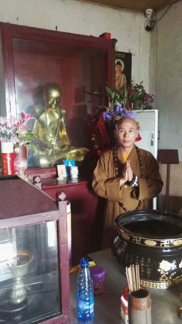 心海法进法师与永念居士礼拜当代高僧、肉身菩萨上隐下莲老法师真身舍利