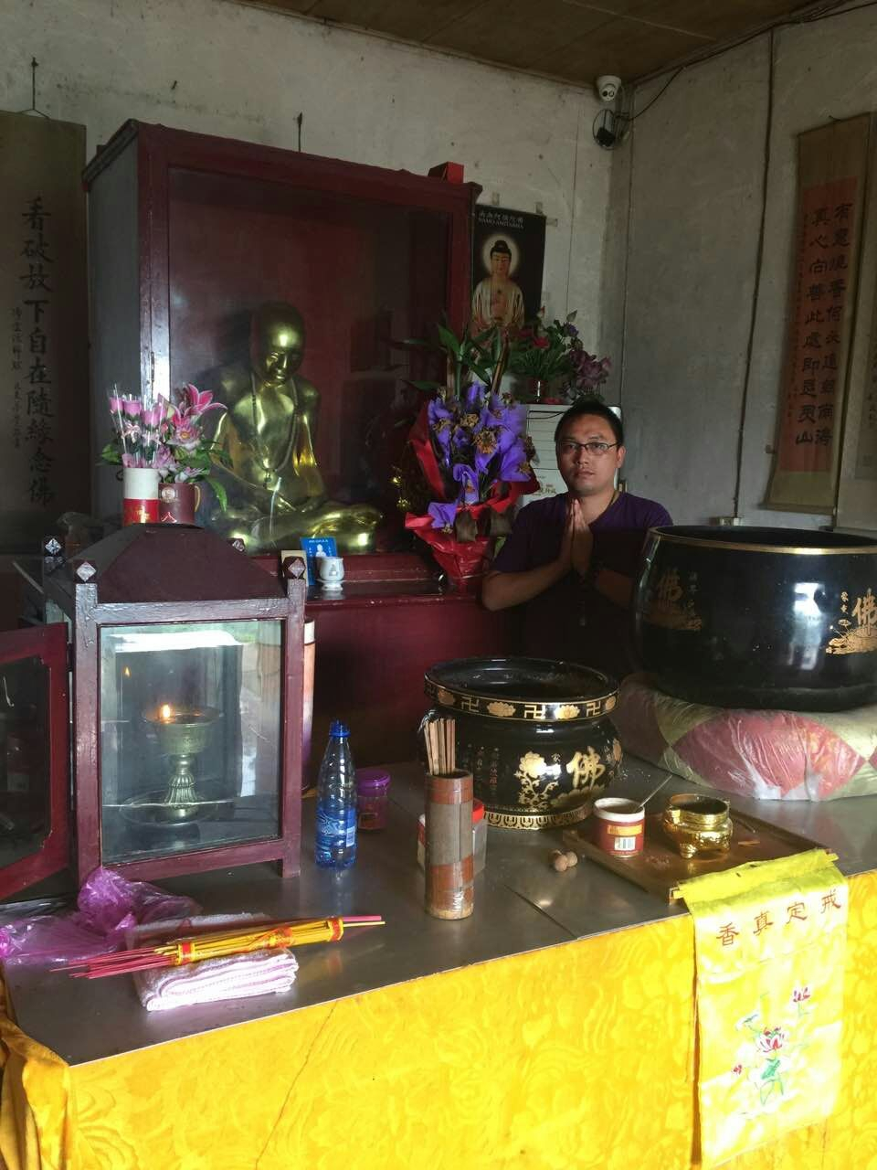 心海法进法师与永念居士礼拜当代高僧、肉身菩萨上隐下莲老法师真身舍利