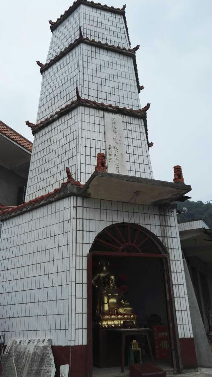 心海法进法师与永念居士礼拜当代高僧、肉身菩萨上隐下莲老法师真身舍利