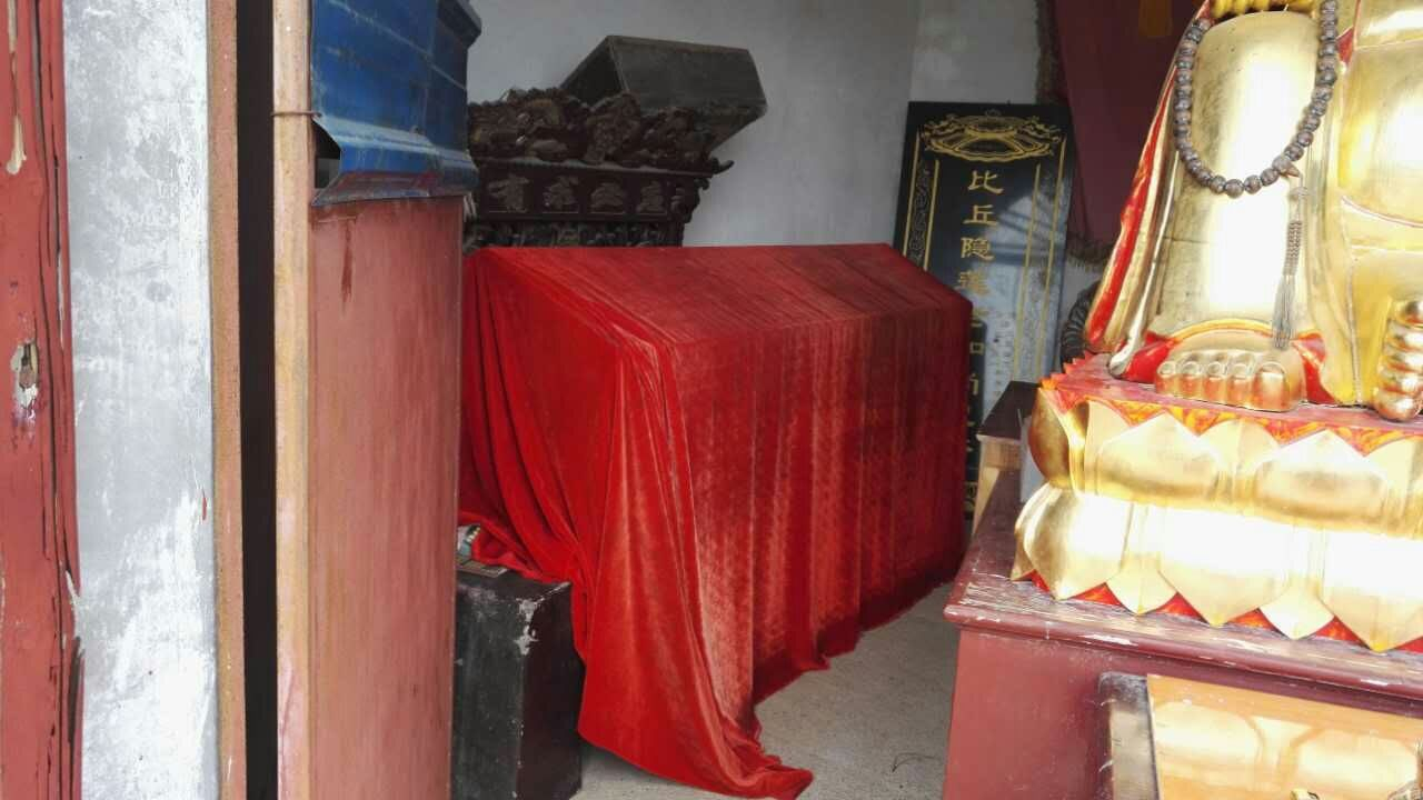 心海法进法师与永念居士礼拜当代高僧、肉身菩萨上隐下莲老法师真身舍利