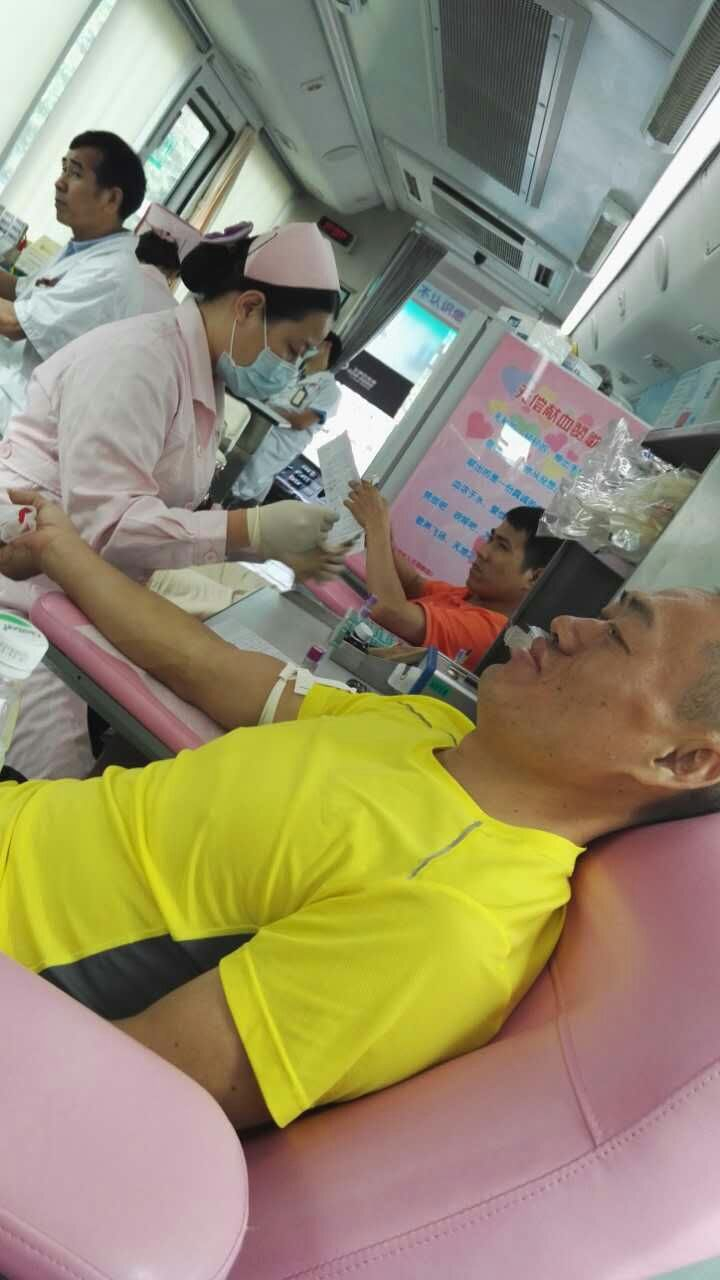 如福斋发扬“爱国爱教，慈悲济世！”的精神，组织七名佛子参加无偿献血，行无畏布施业！