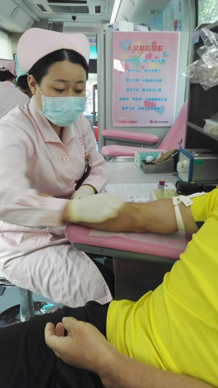 如福斋发扬“爱国爱教，慈悲济世！”的精神，组织七名佛子参加无偿献血，行无畏布施业！