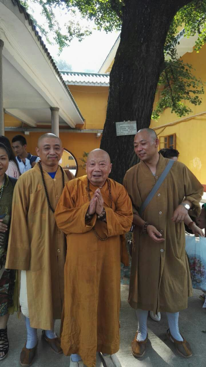 7月9日如福老和尚带队从深圳如福斋至云门祖庭（韶关乳源县云门大觉寺）参学，受到云门佛学院教务长能持法师的热情接待并相互探讨佛教文化的传播和发展。