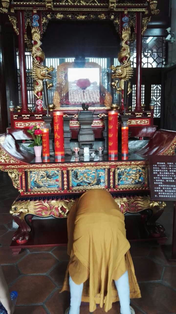 7月10日，参学云门祖庭后致宝林道场（南华寺），有支客师照贤法师接待，礼拜六祖惠能大师（唐）、憨山大师（明）、丹田大师（明）全身舍利（真身像）。