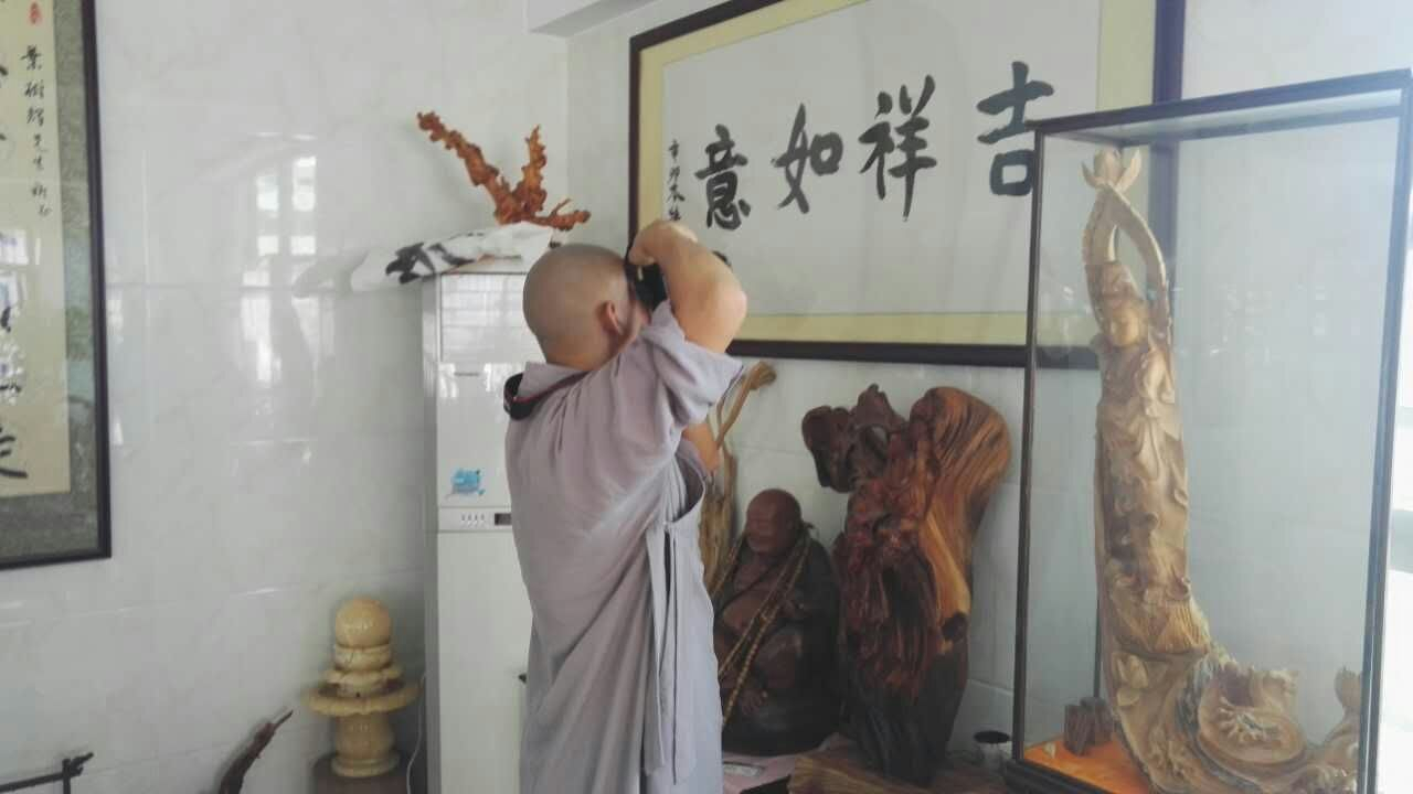 纪念一代高僧本焕老和尚诞辰110周年举行《本焕老和尚书画展》，深圳市佛教协会、深圳弘法寺派出顿忏法师等人来公明如福斋搜罗素材