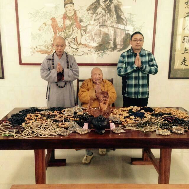 如福老和尚与心海法进法师共同为如福斋佛佑木艺坊佛珠慈悲开光诵大悲神咒加持！