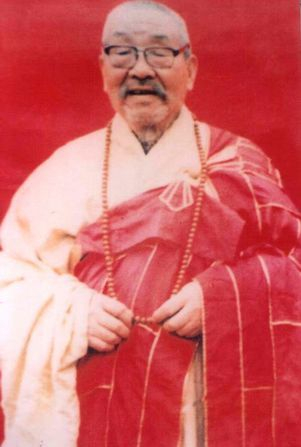 心海法进法师与永念居士礼拜当代高僧、肉身菩萨上隐下莲老法师真身舍利