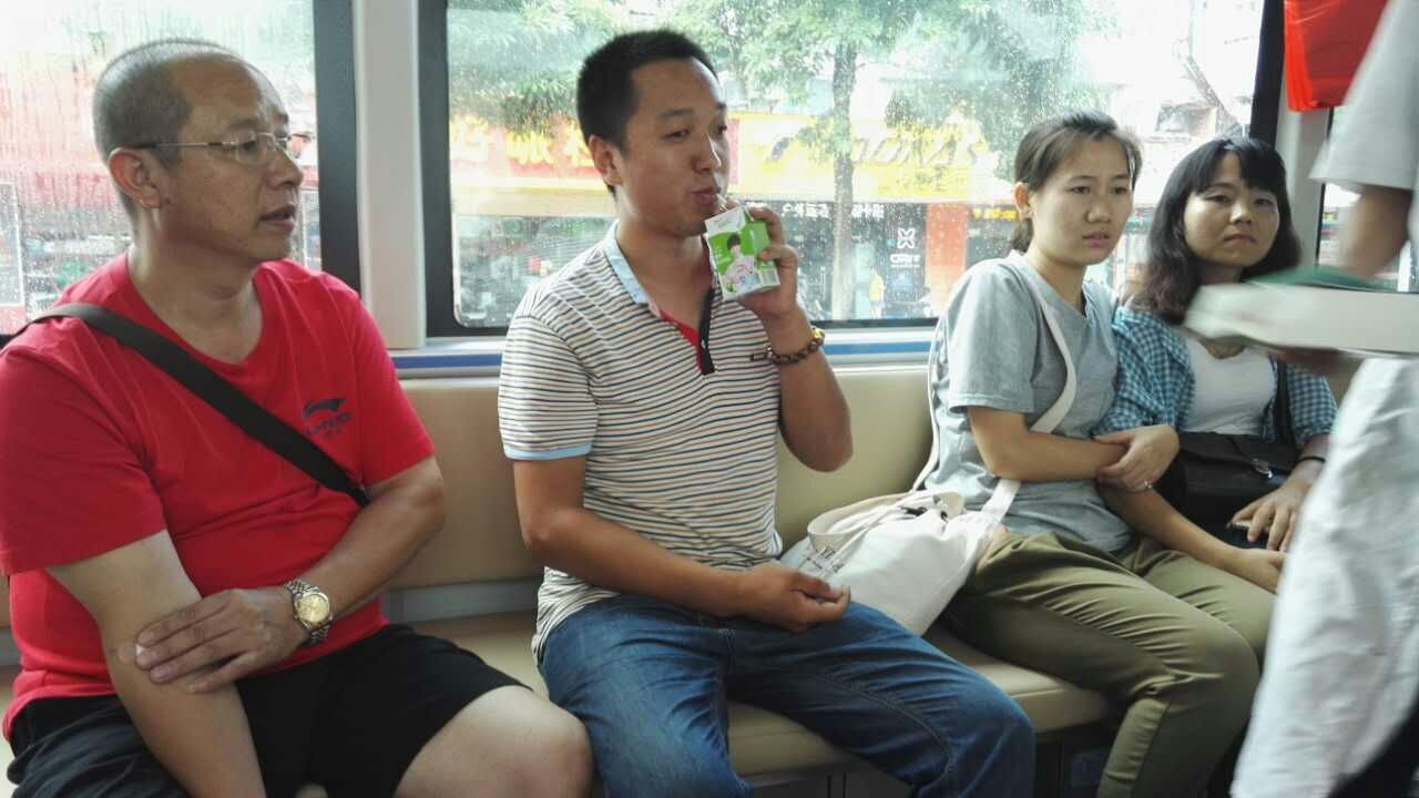 如福斋发扬“爱国爱教，慈悲济世！”的精神，组织七名佛子参加无偿献血，行无畏布施业！